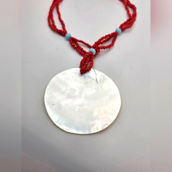 Elegant red coral bead necklace with shell pendant and mul - Picture 8 of 9
